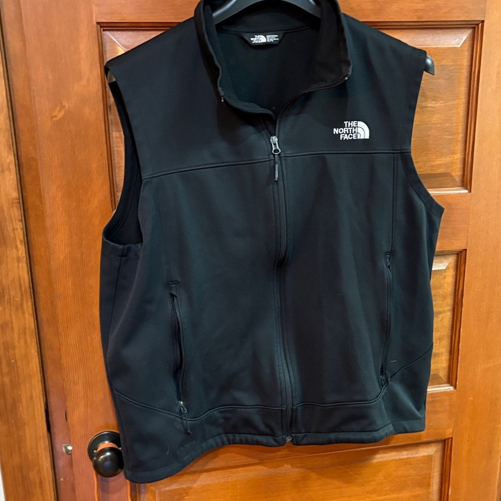The North Face Men's Black Full-Zip Vest